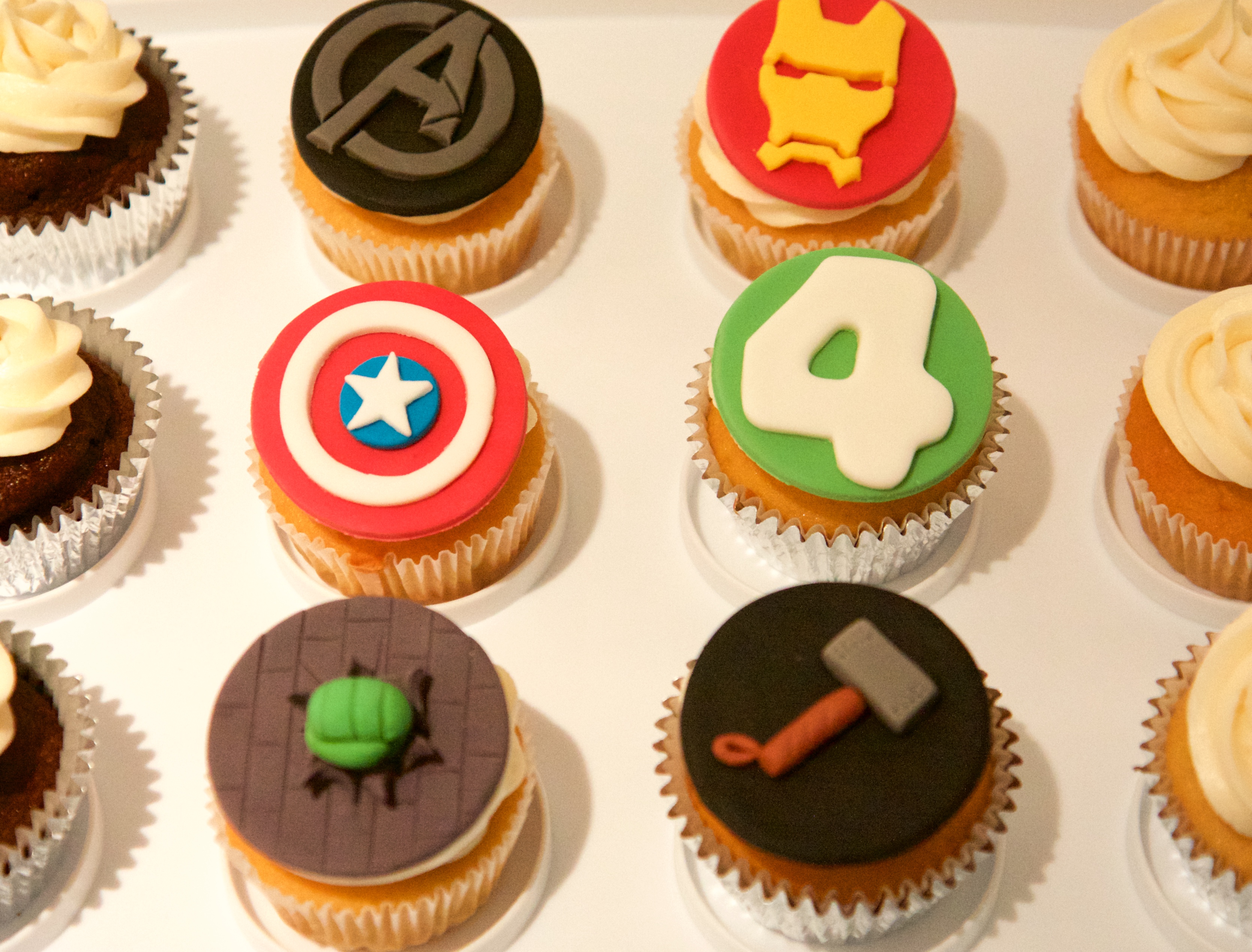24 Muffin & Cupcake Aufleger  Oblate Fondant The Avengers C3
